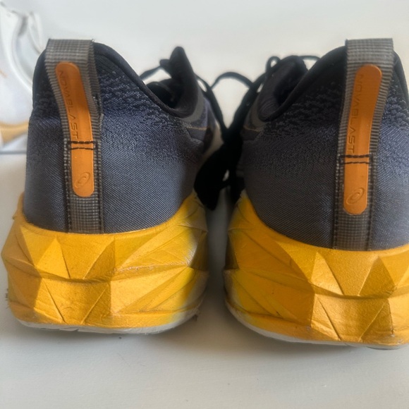 ASICS Men's NOVA BLAST 4. Sneakers size 11 - Picture 3 of 5